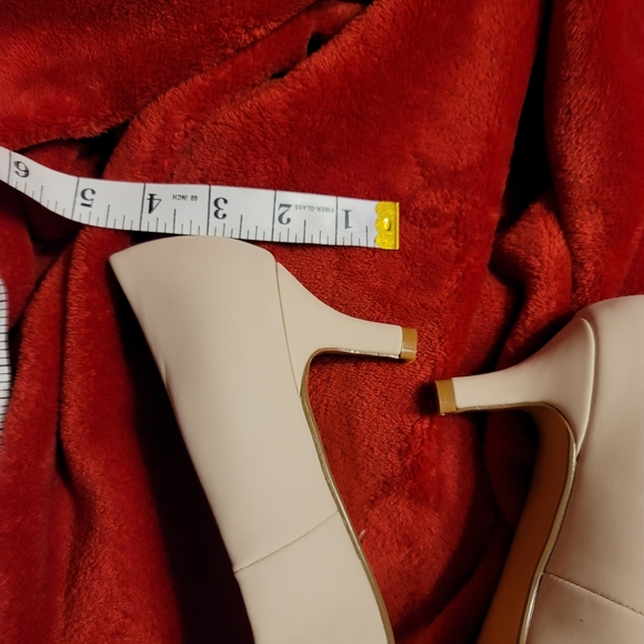 NWOB CLASSIC NUDE KITTEN LOW HEEL ROUND TOE MUST HAVE SHOE SIZE 7 - Picture 10 of 15